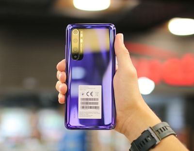 人持有iphone 6银紫色的案子

